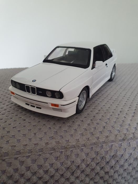 Macheta metalica BMW M3 E30 scara 1:24 noua