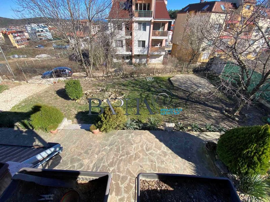 Обзаведена триетажна къща във Виница