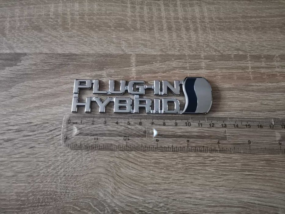 сребриста емблема Toyota Plug-in Hybrid