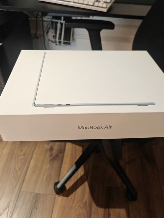 MacBook Air de 13 inchi - cip M4 - Sigilat