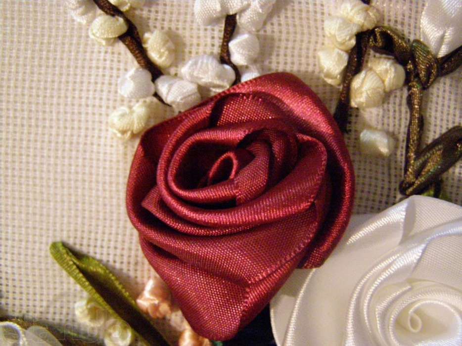 Картина вышитая лентами "Розы"