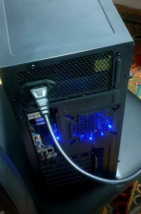 O'yin,dizayn,xisob uchun mojallangan kampyuter,keys,pc