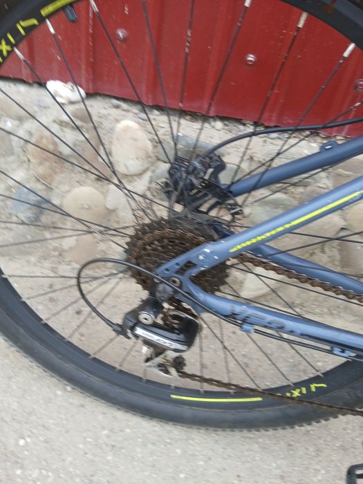 Vând bicicleta în stare bună are roți de 27.5  și frâne pe ulei
