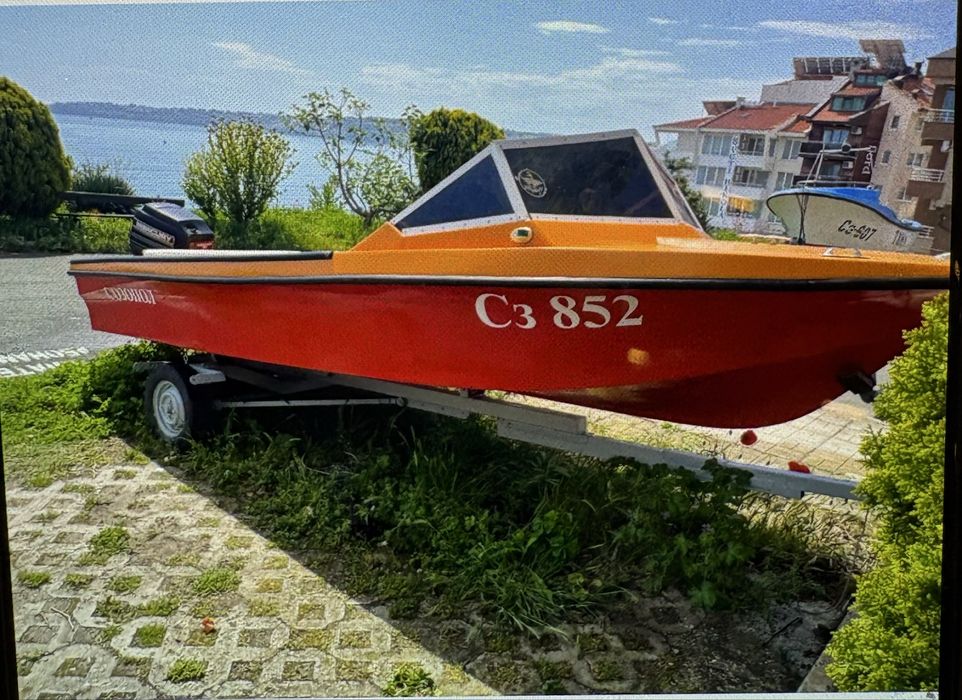 Продава се лодка като нова