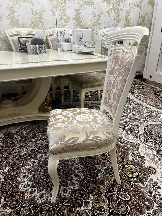 Stol-stul (zalga) mehmon kutadigan (8ta stuli bor).