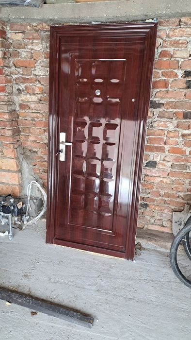 Usa metalica, exterioara