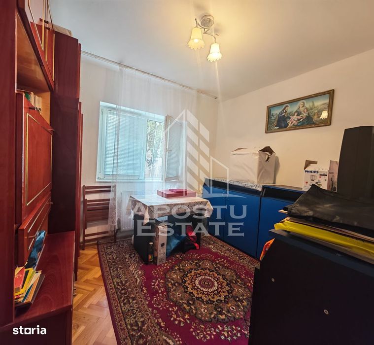 Apartament de vanzare cu 3 camere si 2 bai, decomandat, zona Sagului