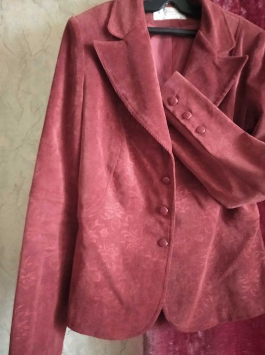 Стилни дамски костюми