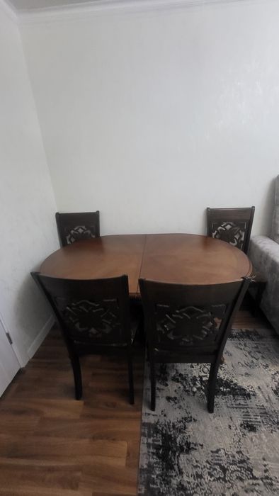 Продам стол со стульями.