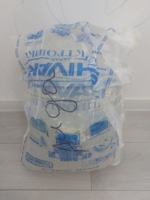 Мешок воздушного риса и мешок стаканчиков