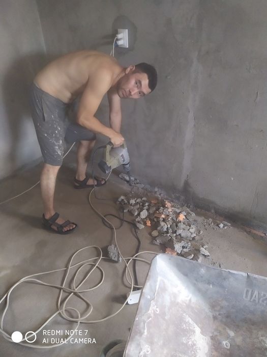 Демонтаж стены кафеля стяжки