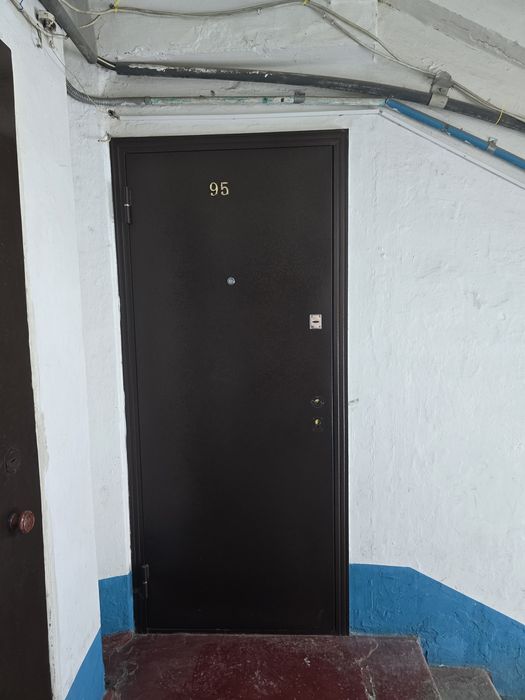 Входная дверь без замка и ручки