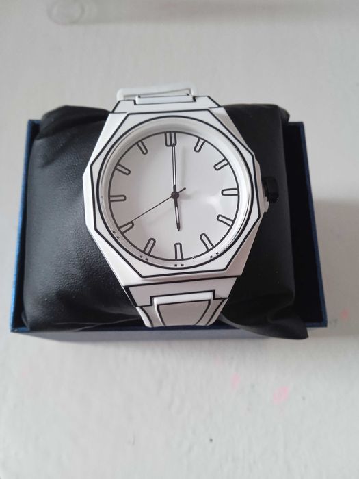 Нов ръчен часовник