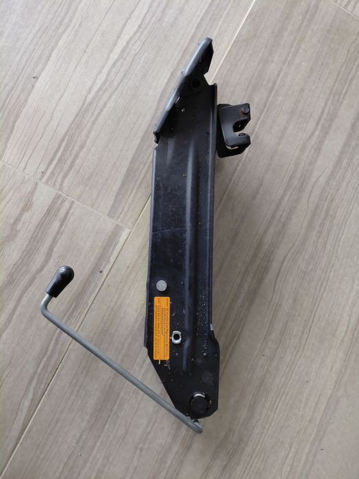 Продавам оригинален крик за VW Touareg (2002-2010г.),Audi Q7 (2005-2009г.) 7L0 011 031 B