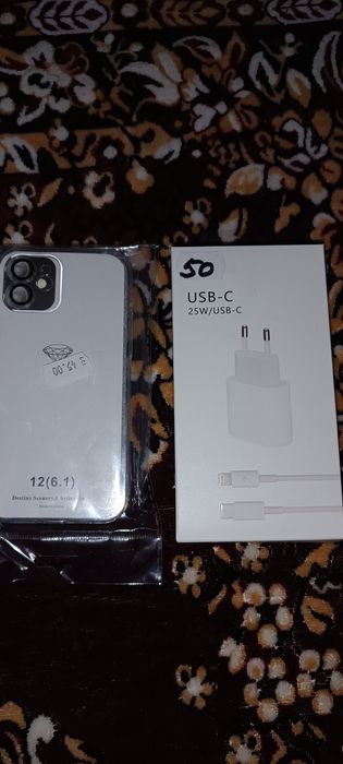 Vând încarcator și husa iPhone 12