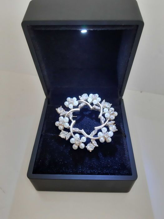 Brosa in cutie cadou de lux stil Teilor cu led