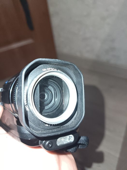 Продам японскую видеокамеру JVC Everio