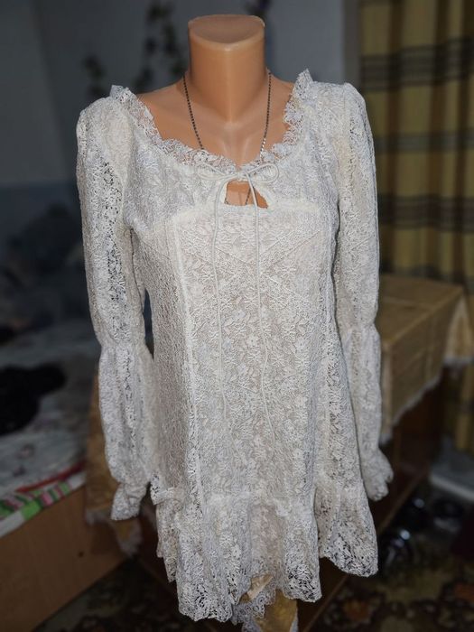 Белое кружевное платье