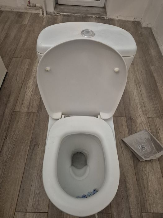 Продаётся унитаз  в нормальном состоянии