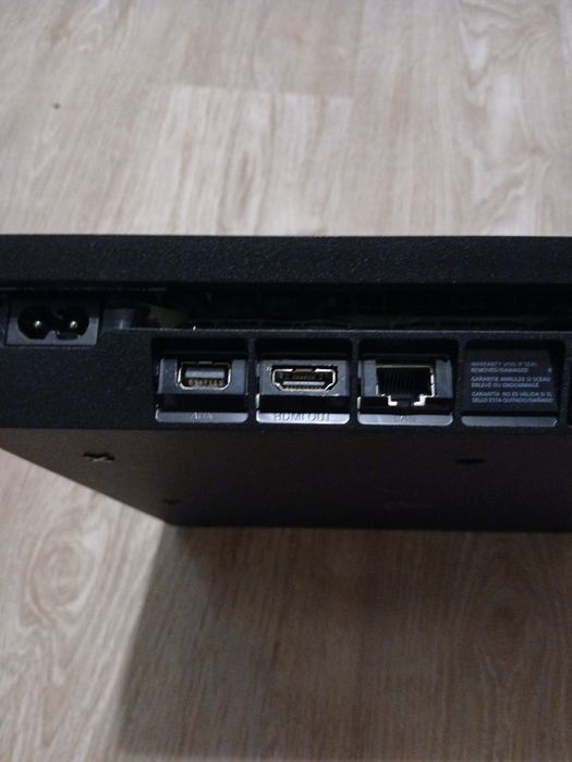 Продавам ps4 slim 1tb. В много добро състояние.