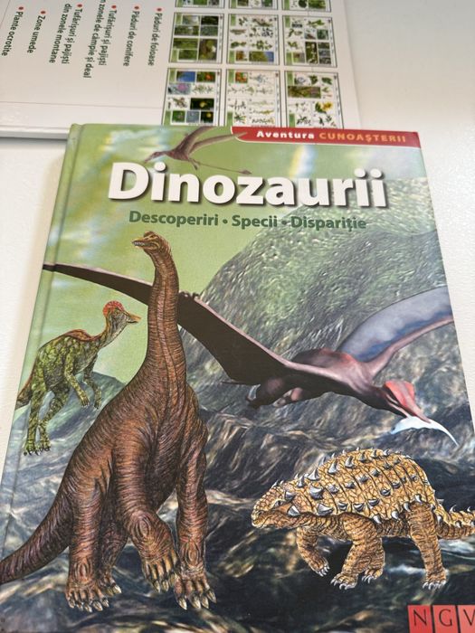 Carte cu dinozauri si atlas botanic scolar