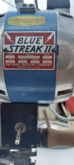 Vând mașină de croitorie