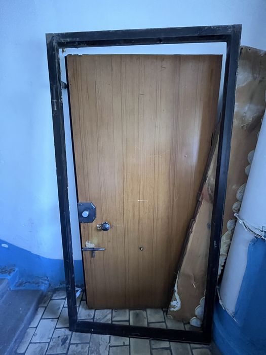 Продам входную дверь