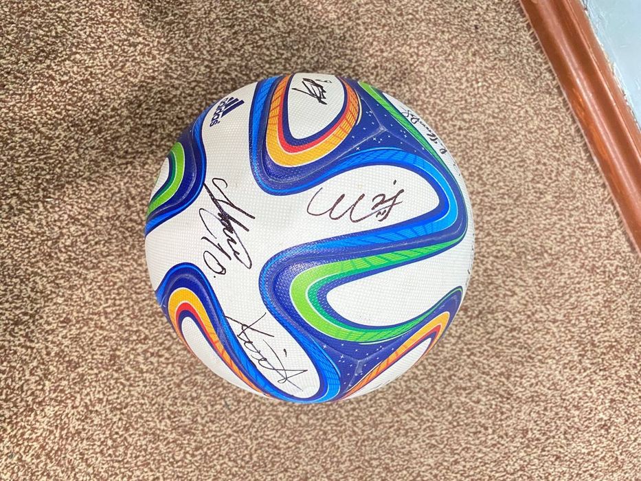 Мяч с подписом футболистов