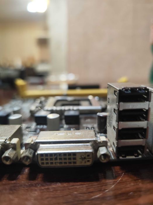 Placă de bază ASUS H81M2 (Socket 1150, DDR3)  Funcțională (DVI defect)