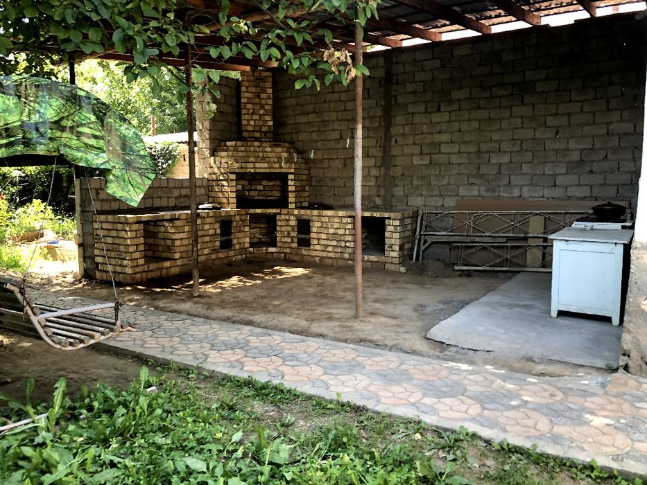 Oqtosh dacha oilaviy suv bo'yiga yaqin salqin ob havo joyda