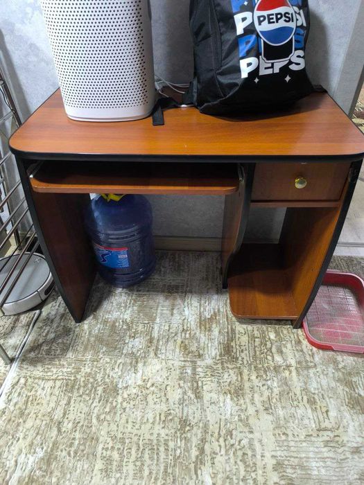 Продаются  2 стола для кухни и компьютерный стол