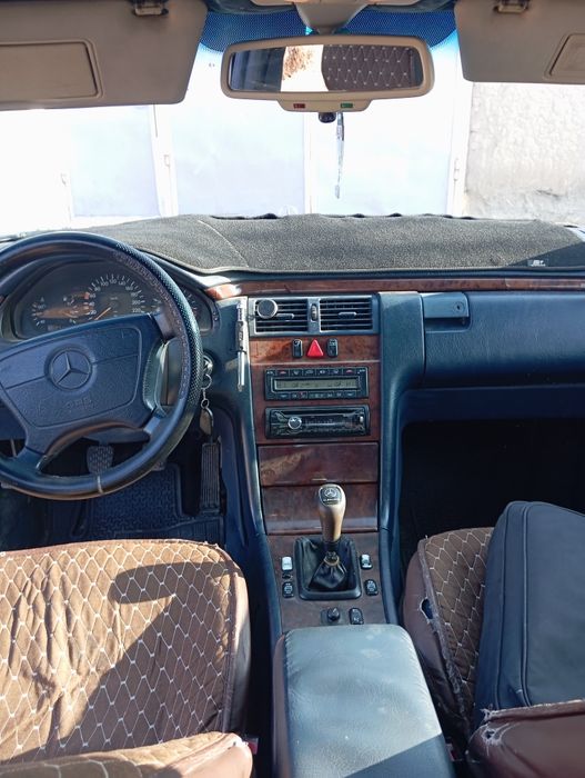 На продаже Мерседес W210 E200