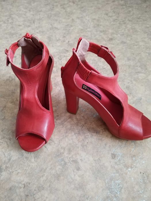 Продаются ботильоны.