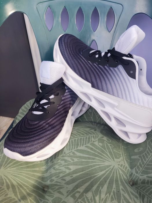 Продават се маратонки