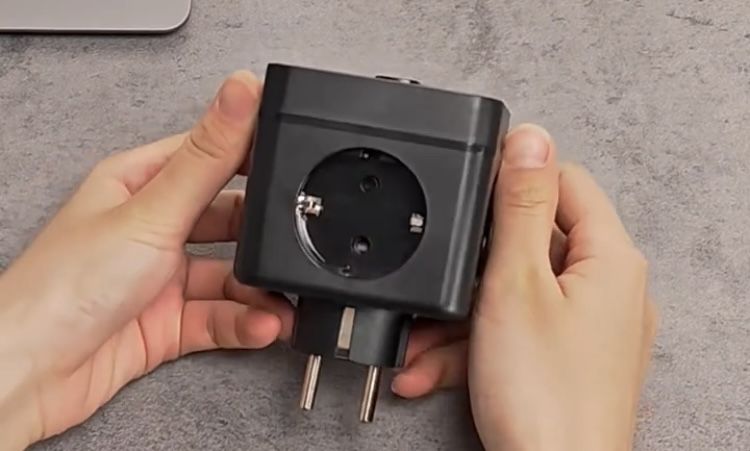 Разклонител-  куб 7 в 1  ( черен , бял )