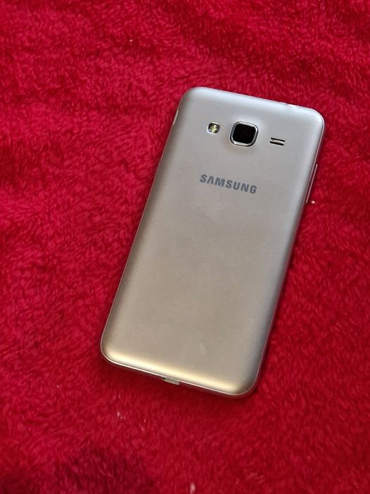 Telefon cu touchscreen fisurat