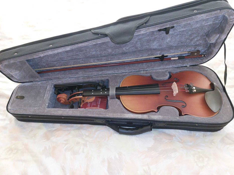 Продавам нова цигулка EASTAR размер 4/4, 200лев