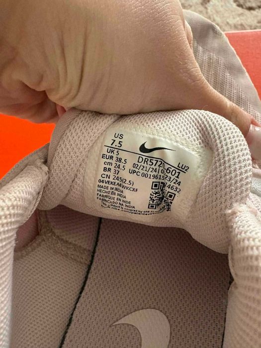 Продавам дамски маратонки Nike