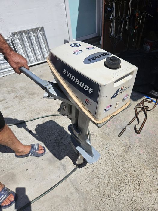 Barca cu motor evinrude