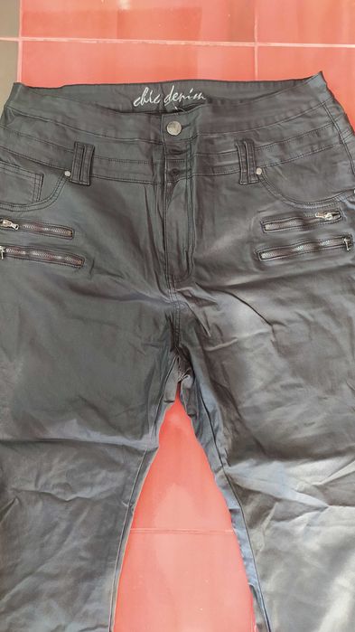 Черен панталон с ципове