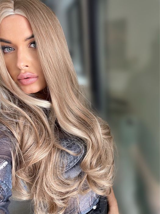 Peruca lunga ondulata , saten cu suvite blonde