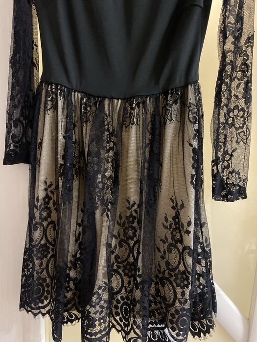 Черна рокля с дантела и бежова подплата