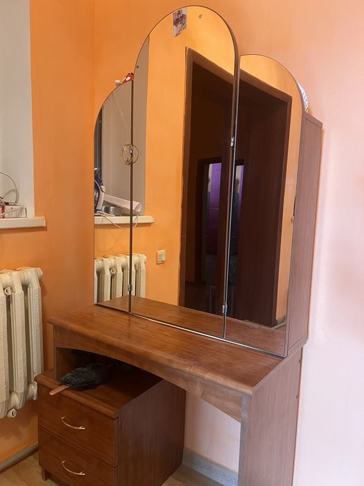 Продаем трюмо срочно