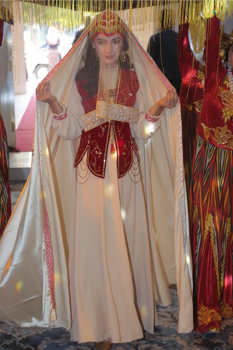 paranji komplekt ansambil sotuvda holati yangi 1 marta kiyganman