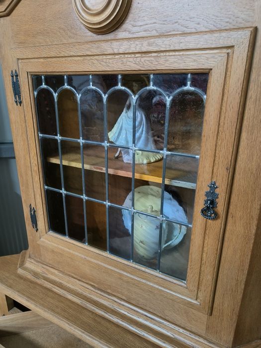 Уникален дъбов ъглов шкаф с оловен витраж