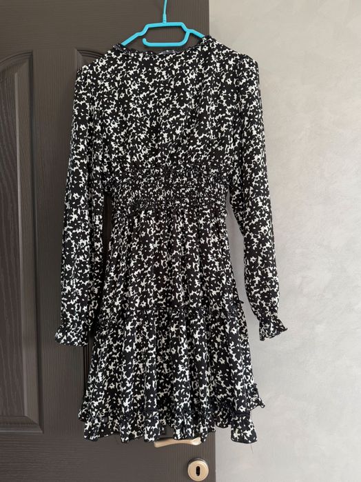 Рокля черно и бяло с ластик