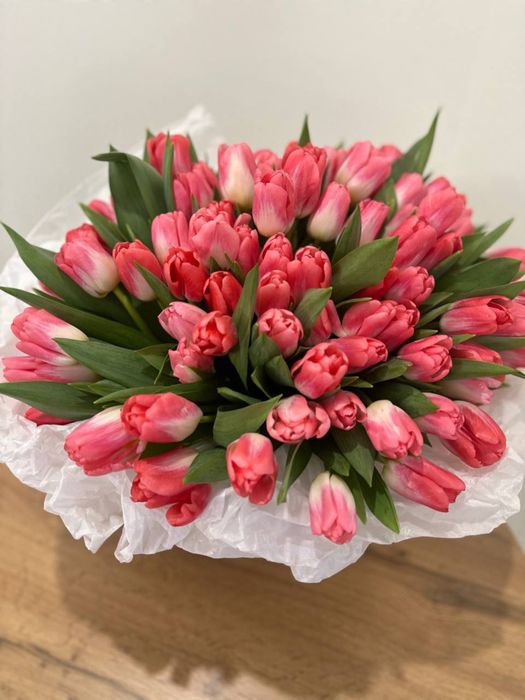 Тюльпаны в собрных букетах с оформлением