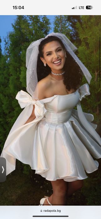 Официална рокля-бял цвят. Размер S с корсет.