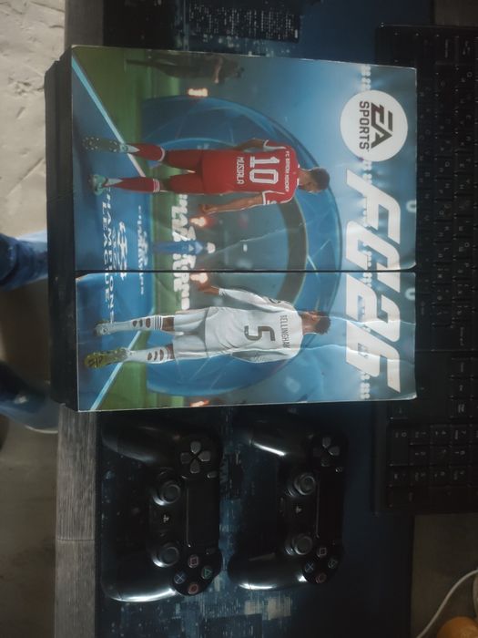 PlayStation 4 + 2 jostik