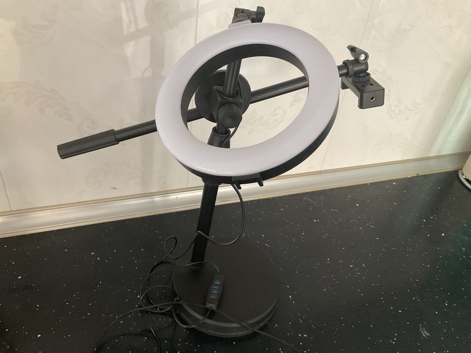 Держатель с осветительной лампой для съемки на телефоне